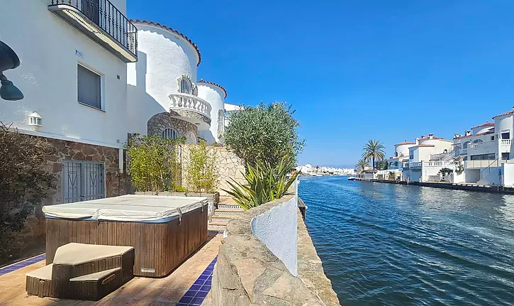 house-for-sale-with-two-moorings-and-communal-pool-in-empuriabrava-878