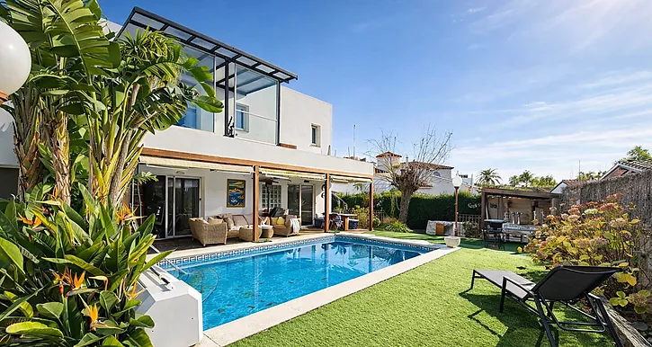 casa-estilo-mediterraneo-con-piscina-cerca-de-playa-en-venta-en-empuriabrava-879
