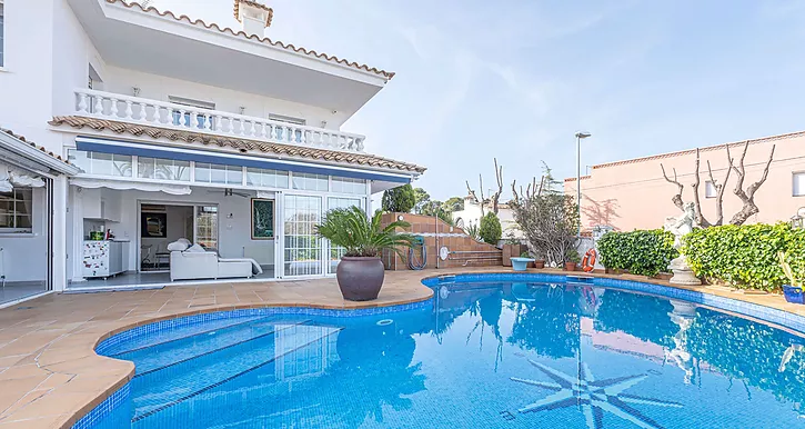 casa-a-prop-de-la-platja-al-centre-en-venda-a-empuriabrava-880