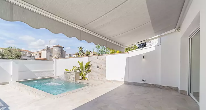 casa-reformada-con-jardin-y-piscina-a-la-venta-en-empuriabrava-890