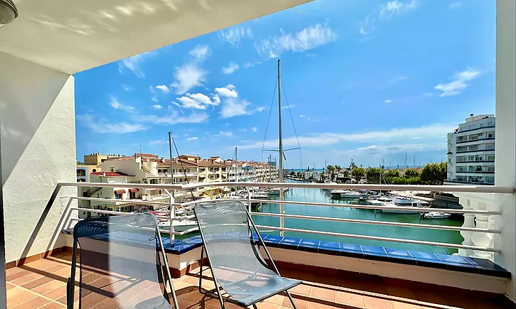 sea-view-apartment-with-parking-for-sale-in-empuriabrava-893