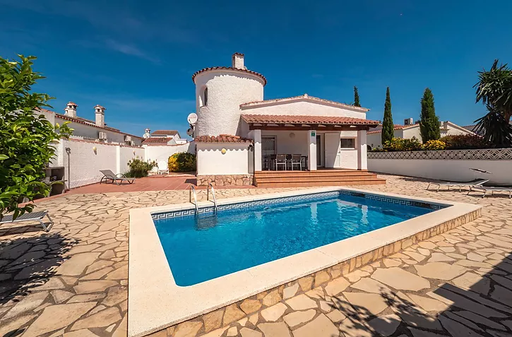 house-with-pool-and-tourist-license-for-sale-in-empuriabrava-897