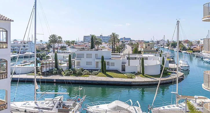 haus-am-kanal-mit-liegeplatz-und-garage-zu-verkaufen-in-empuriabrava-899