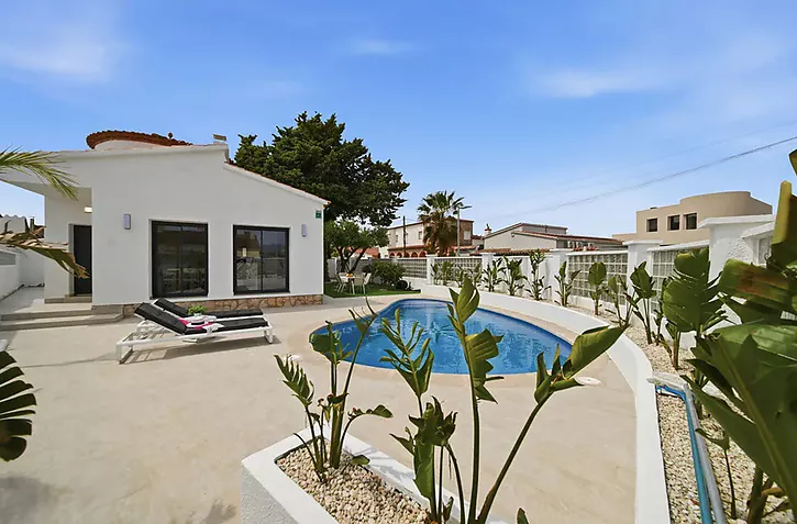 casa-renovada-de-estilo-moderno-con-piscina-en-venta-en-empuriabrava-914