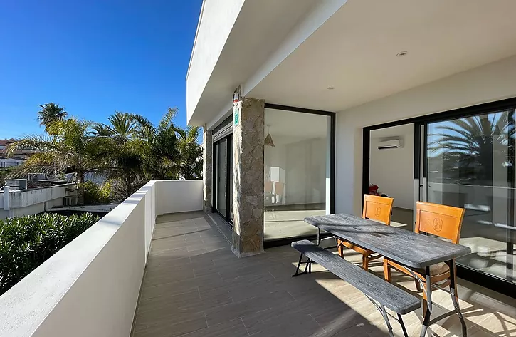 Apartament de luxe renovat amb solàrium privat, piscina i vistes al mar a 100 metres de la platja