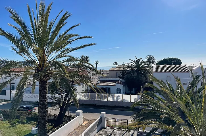 Apartament de luxe renovat amb solàrium privat, piscina i vistes al mar a 100 metres de la platja