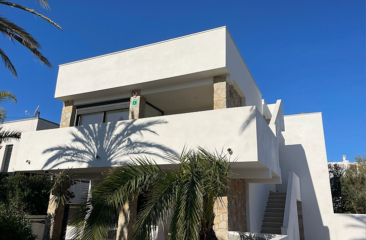 Apartament de luxe renovat amb solàrium privat, piscina i vistes al mar a 100 metres de la platja