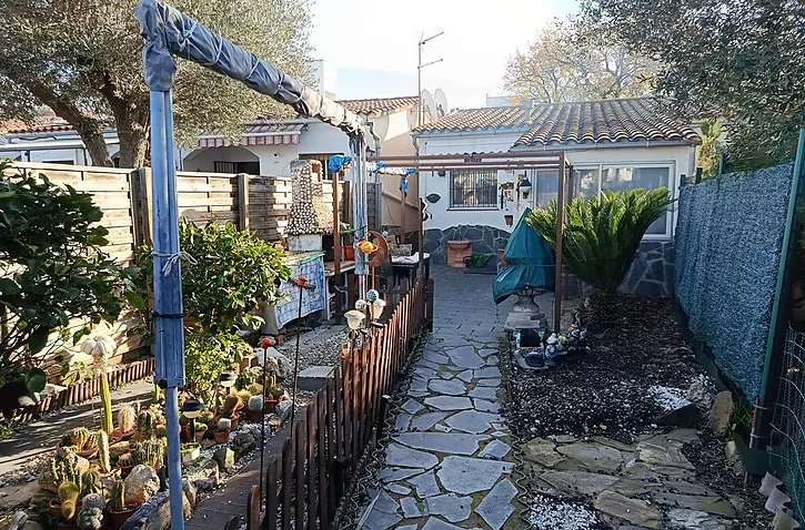 casa-a-reformar-amb-jardi-en-venda-a-roses-920