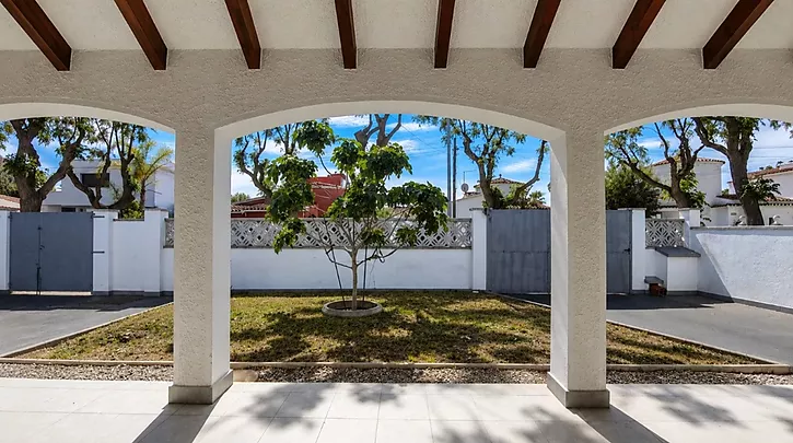 haus-mit-garten-und-garage-zum-verkauf-in-empuriabrava-923