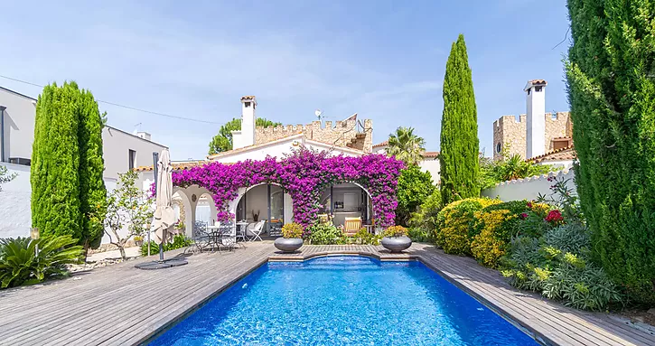 casa-reformada-con-pisicna-en-venta-en-empuriabrava-971