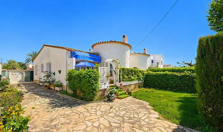 casa-a-reformar-con-jardin-a-la-venta-en-empuriabrava-972