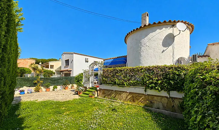 Casa a reformar con jardín a 500 metros de del centro de Empuriabrava