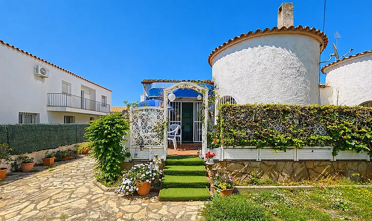 Casa a reformar con jardín a 500 metros de del centro de Empuriabrava