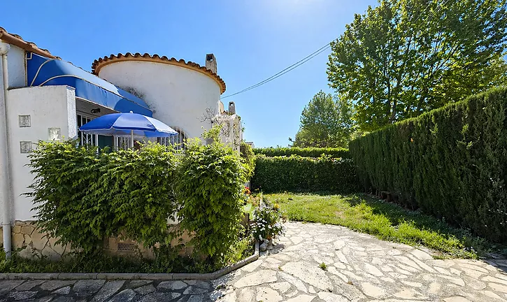 Casa a reformar con jardín a 500 metros de del centro de Empuriabrava