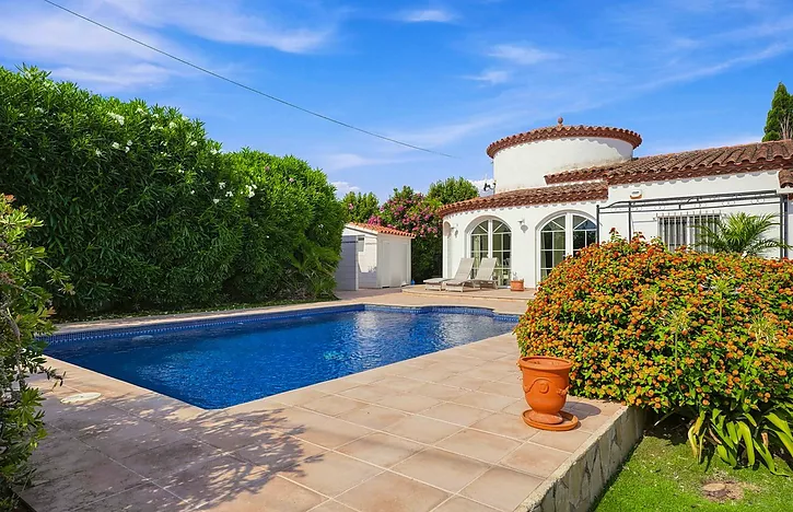 casa-reformada-con-piscina-en-venta-en-empuriabrava-973