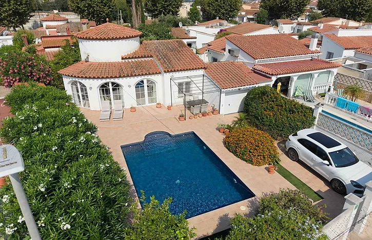 Bonita casa independiente reformada a la venta en Empuriabrava