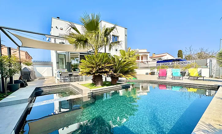 maison-de-luxe-moderne-avec-piscine-et-jacuzzi-a-vendre-a-empuriabrava-976