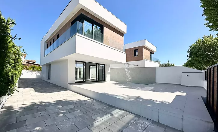 Preciosa casa nueva en Empuriabrava con piscina y estilo moderno Venta en exclusiva.