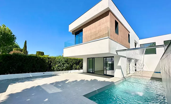 Preciosa casa nueva en Empuriabrava con piscina y estilo moderno Venta en exclusiva.