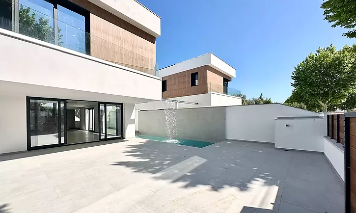 Preciosa casa nueva en Empuriabrava con piscina y estilo moderno Venta en exclusiva.