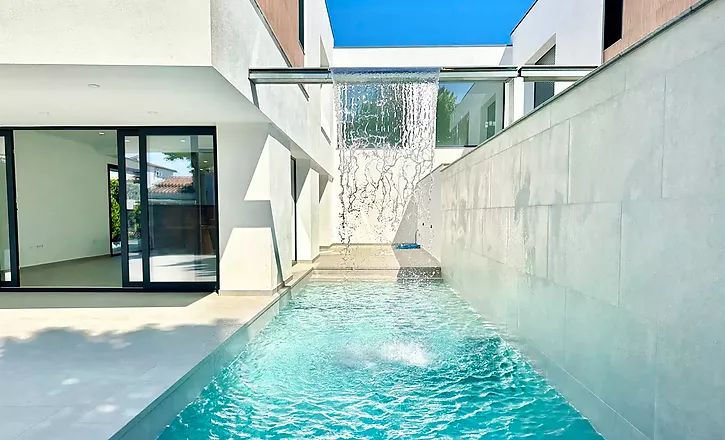 Preciosa casa nueva en Empuriabrava con piscina y estilo moderno Venta en exclusiva.