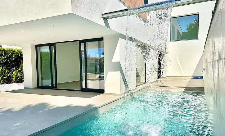 Preciosa casa nueva en Empuriabrava con piscina y estilo moderno Venta en exclusiva.