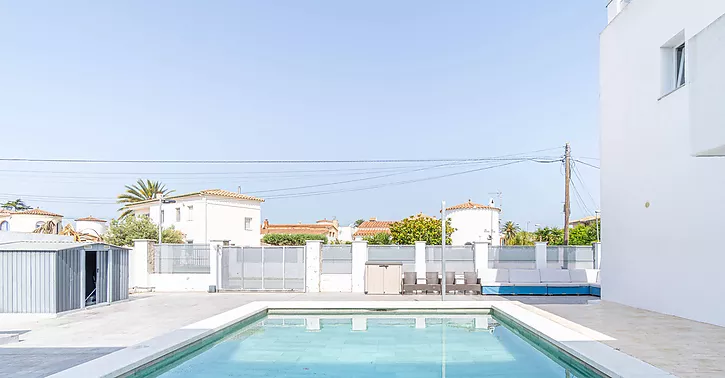 maison-angle-renovee-avec-piscine-a-vendre-a-empuriabrava-977